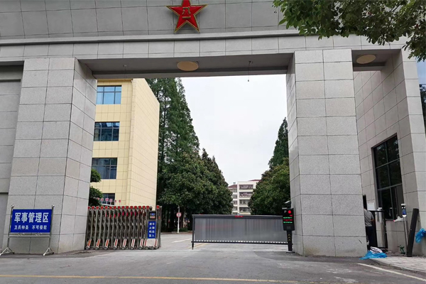 潛江市人民武裝部、車牌識別、人臉識別、廣告道閘、廣告小門安裝調(diào)試完畢